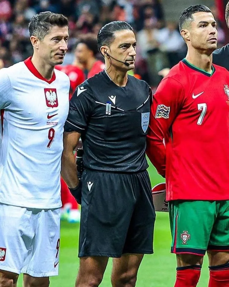 Serdar Gözübüyük als scheidsrechter tussen Robert Lewandowski en Cristiano Ronaldo