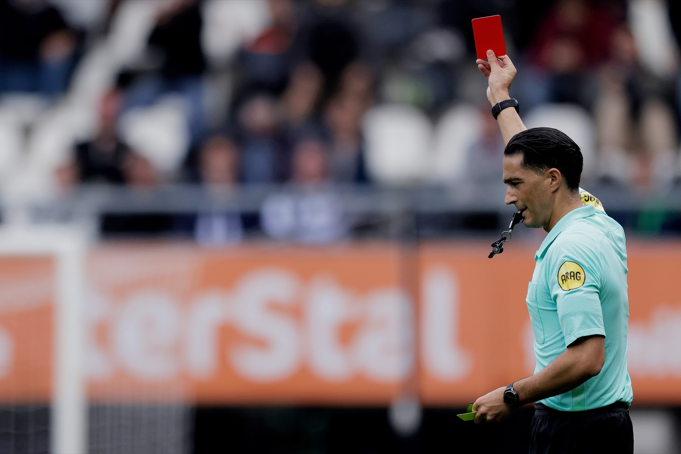 Serdar Gözübüyük issuing a card mid-match