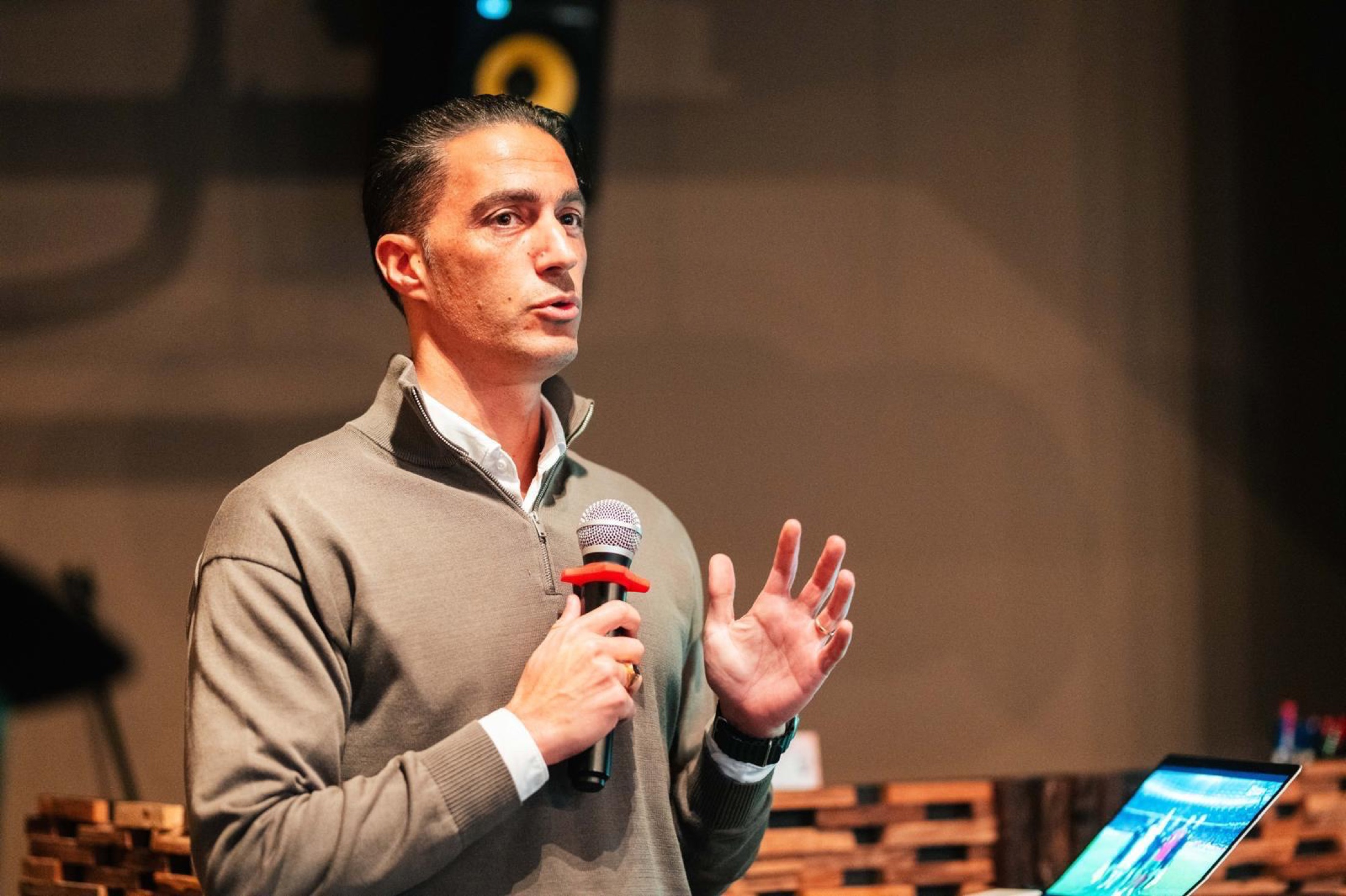 Serdar in conversation with his audience, microphone in hand