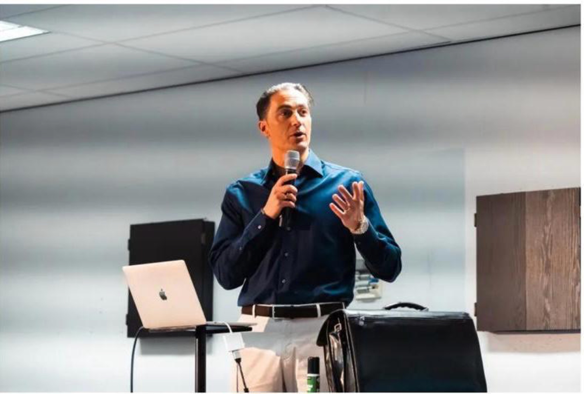 Serdar presenting during a session