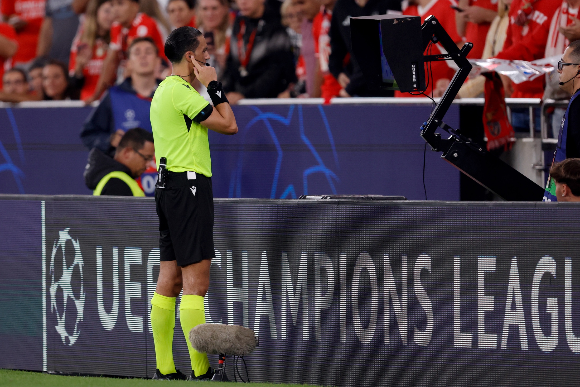 Serdar Gözübüyük reviewing the VAR footage